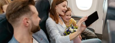 משפחה בחופשה מצלמת סלפי במטוס